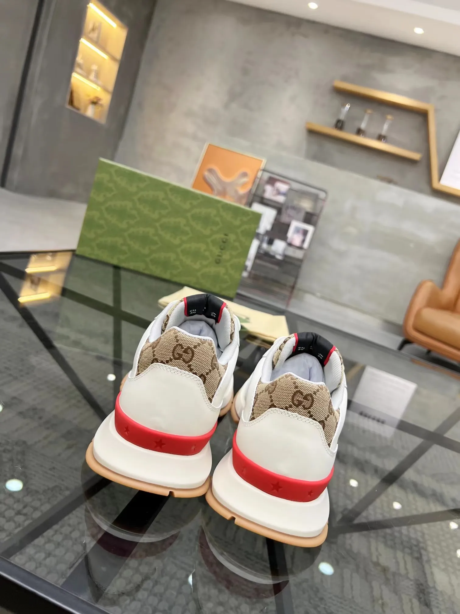 P440 new men's shoes GUCCI [Lightning] latest shoes are shipped. Original quality, fashionable, made of special materials, sheepskin lining, brand new packaging. The foot feels super comfortable and the workmanship is impeccable. Size: 38-45